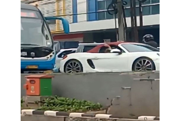 Pengemudi Porsche Penerobos...