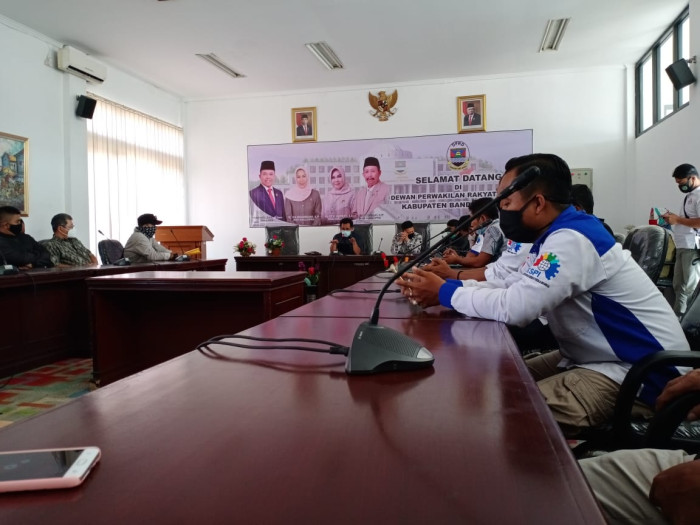 Diberhentikan Sepihak...