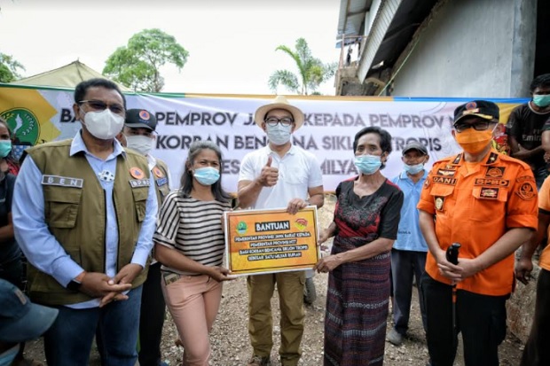 Ridwan Kamil Serahkan...