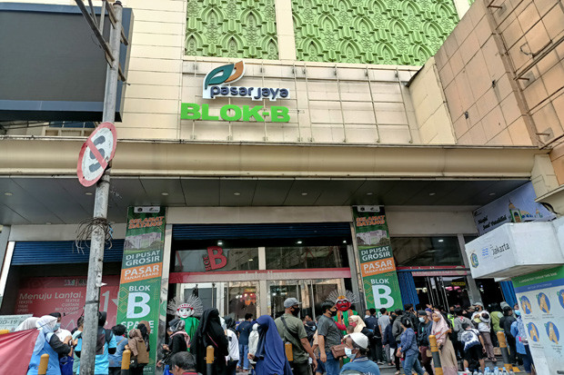 Pengunjung Pasar Tanah...