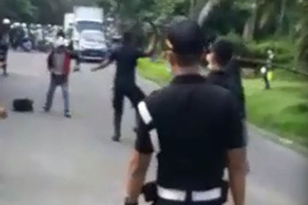 Ayunkan Senjata Tajam...
