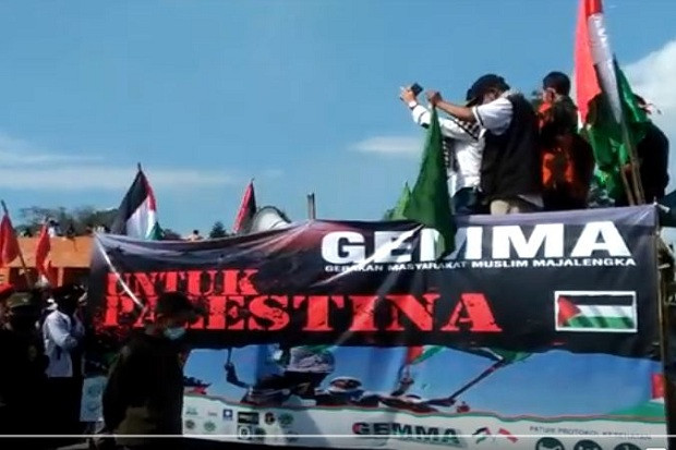 Bersama Massa, Bupati...