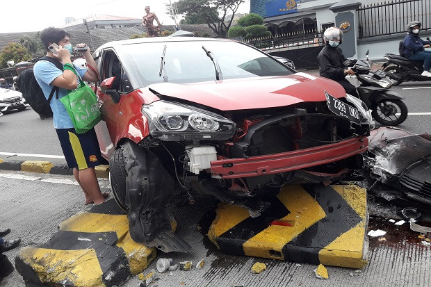 Toyota Sienta Tabrak...