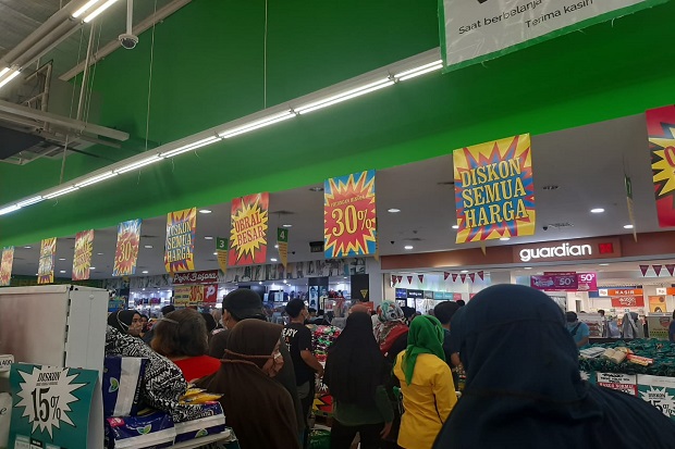 Ada Kerumunan di Giant...