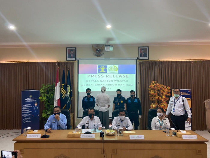 Ditjen Imigrasi Tegaskan...