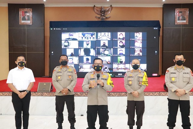 Salurkan Bantuan Sembako,...