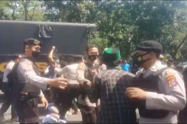 Demo PPKM di Kantor...