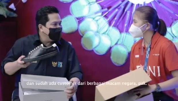 Dihadiahi Sneakers oleh...