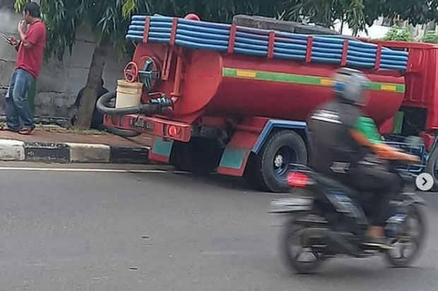 Truk Sedot WC Buang...