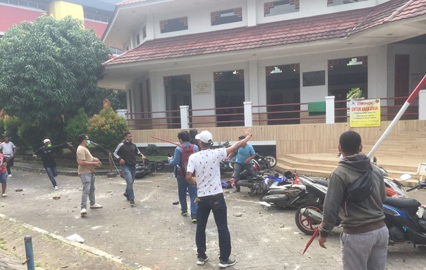 Bentrokan di Unkris...
