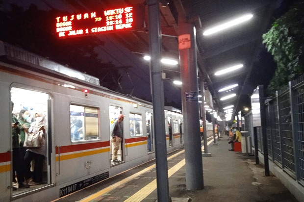 Pohon Tumbang di Stasiun...