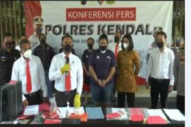Jadi Pemandu Karaoke...