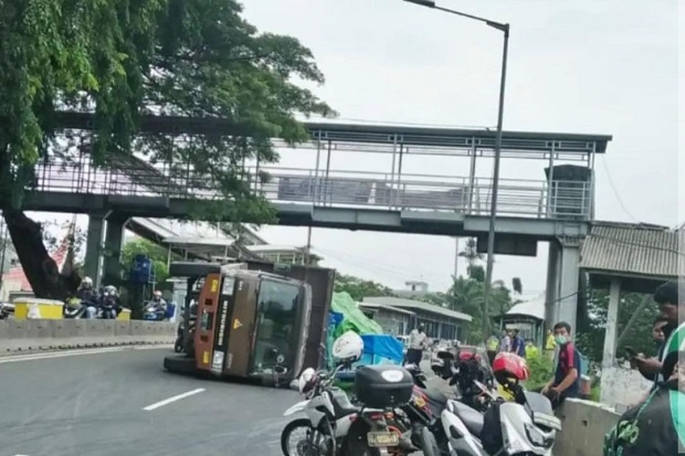 Truk Bermuatan Garam...