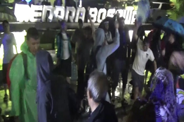 Aparat Bubarkan Paksa...