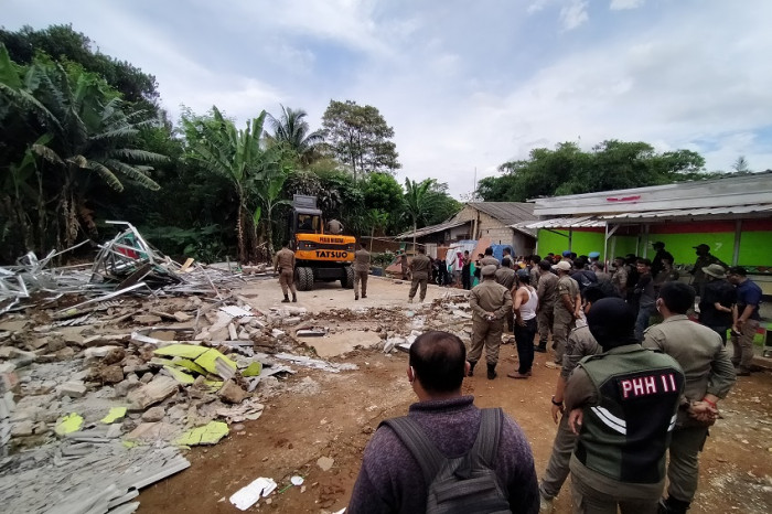 Pembongkaran Belasan...