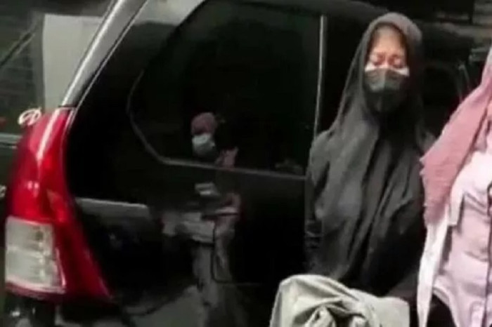 Pakai Hijab saat Ditangkap,...