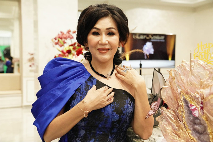 Rayakan 60 Tahun Usia,...