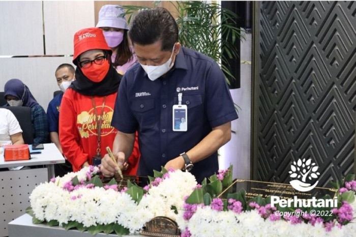 Perhutani Bangun Bisnis...