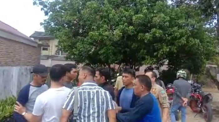 Puluhan Anggota Satpol-PP...