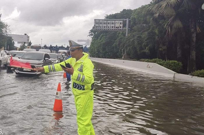 Banjir 30 Cm Rendam...