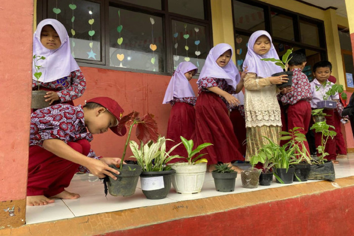 Green School MNC Peduli...