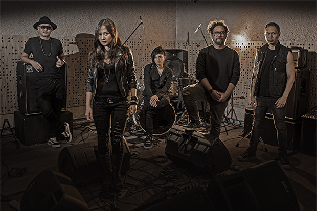 Band Cokelat Persembahkan...