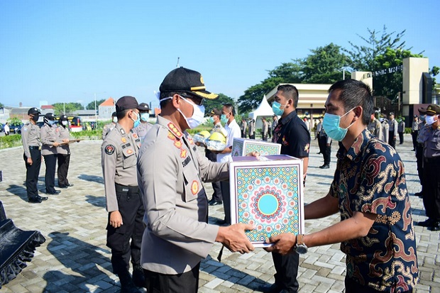 Polresta Sidoarjo Bagikan...