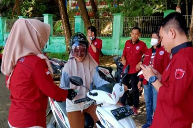 Dua Kelompok Suporter...