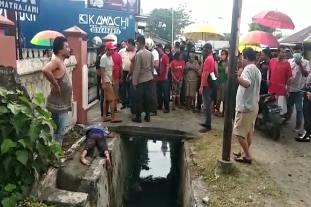 Emak-emak Mendadak Jatuh...