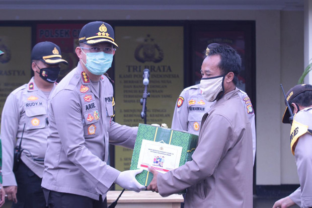 TNI-Polri Bagikan Ratusan...