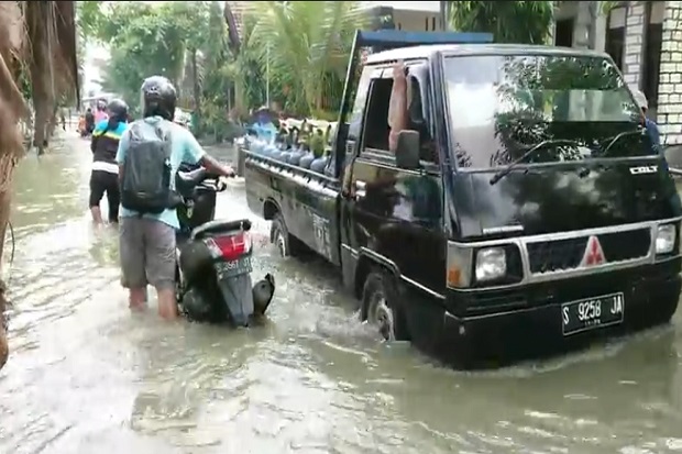 Banjir di Lamongan Meluas,...