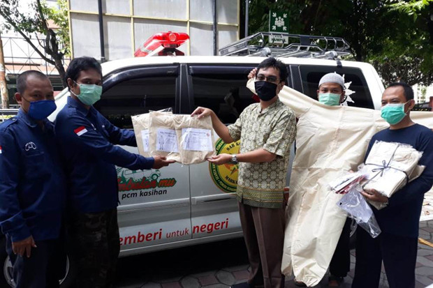 UAD Bagikan 200 Baju...