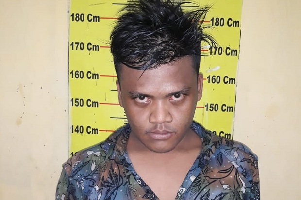 Pemuda Ini Nekat Bacok...