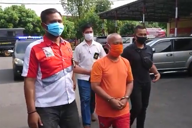 Pria-Wanita Tewas Telanjang...