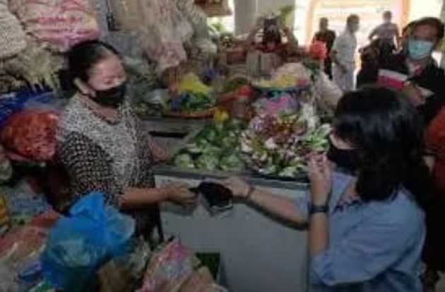Pedagang di Pasar Sinjai...