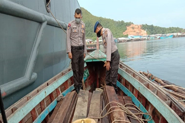 Kapal Berisi 63 Kayu...