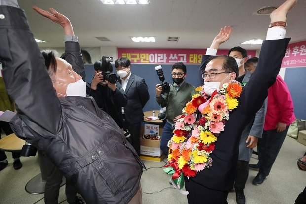 Khianati Kim Jong-un,...