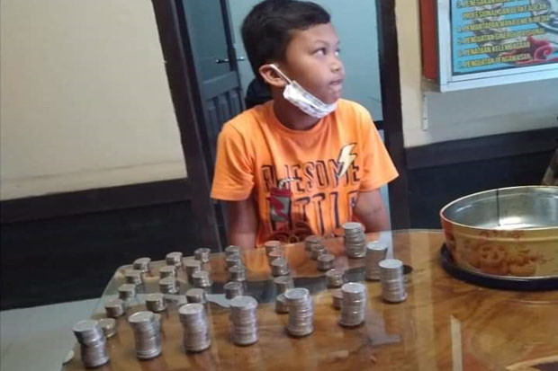 Bocah 9 Tahun Ini Serahkan...