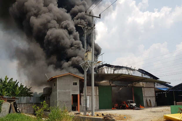 Pabrik Mebel Terbakar,...