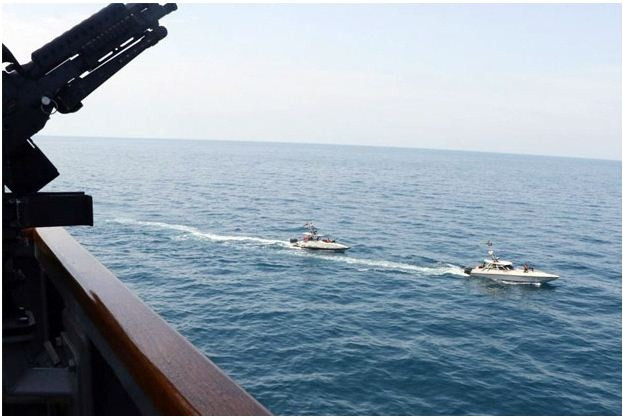 Kapal Iran Lakukan Manuver...