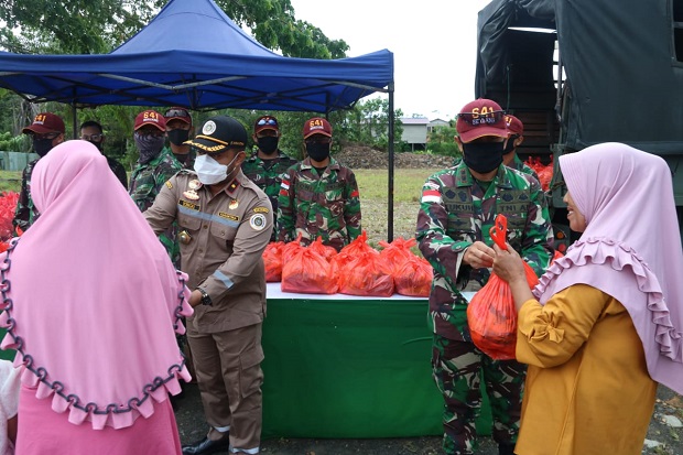 Satgas Yonif R-641 Gelar...