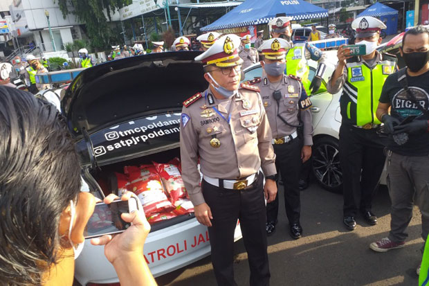 Door to Door, Polisi...