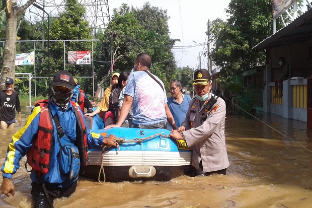 Kali Angke Meluap, Bumi...