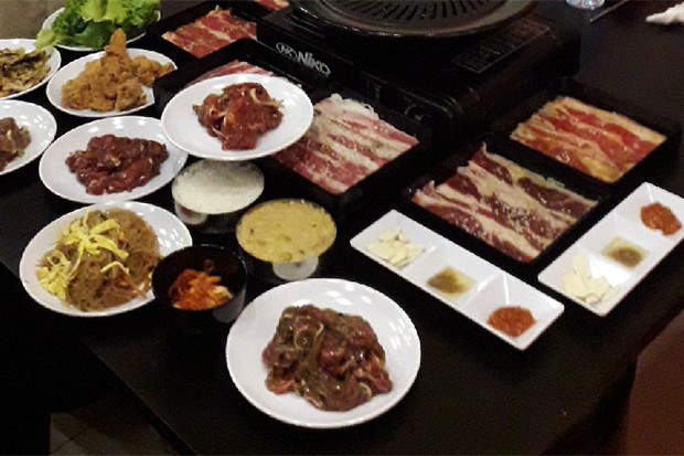 Menikmati Makanan Korea,...