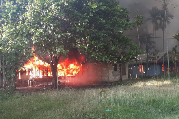 8 Rumah Dibakar Akibat...