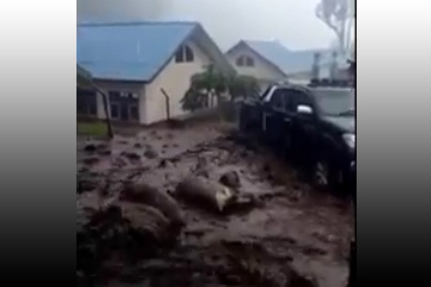 Banjir Bandang Terjang...