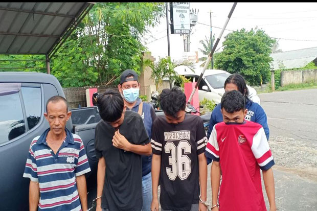 Pria Ini Ajak Anak dan...