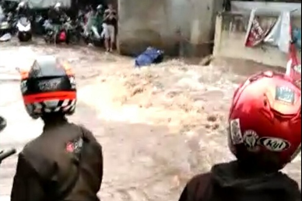 Nekat Seberangi Banjir,...