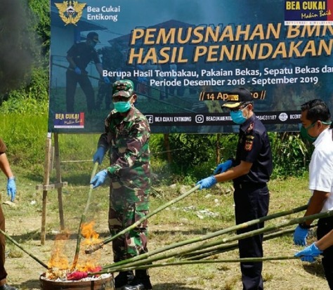Bea Cukai Entikong Musnahkan...