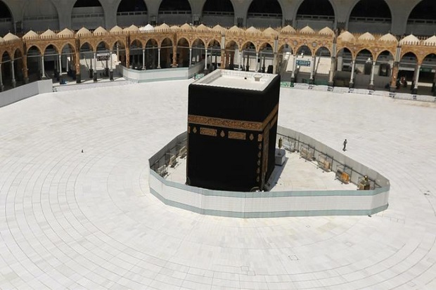 Saudi Larang Salat di...